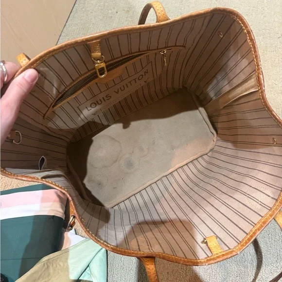 Louis Vuitton Neverfull MM - Picture 8 of 10